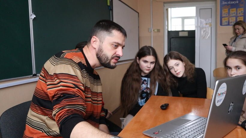На Донеччині припиняють роботу консультаційні пункти для школярів