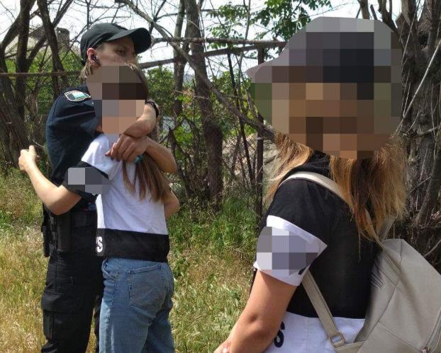 Патрульные Мариуполя спасли двух школьниц от самоубийства