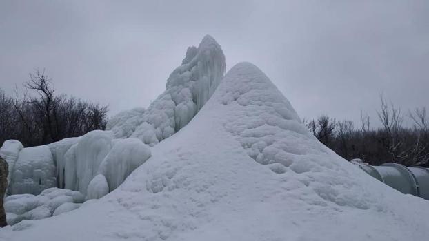 На месте повреждения водовода на Донбассе выросла ледяная гора. Фото