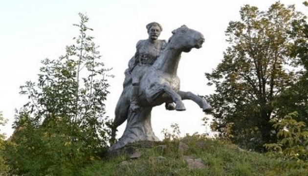 Памятник Чапаеву в Волновахе  теперь называют «Козаком»