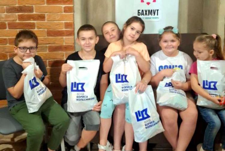 Благотворительный фонд Бориса Колесникова передал 8 тысяч продуктовых пакетов