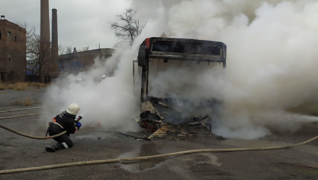 Пассажирский автобус и ресторан горели в Мариуполе