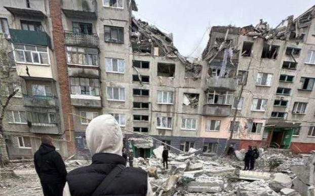 (Обновлено) В Славянске при обстреле пострадал многоквартирный дом – есть жертвы 