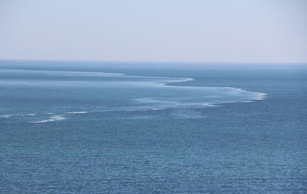 В Черном море дрейфует плот с экипажем судна