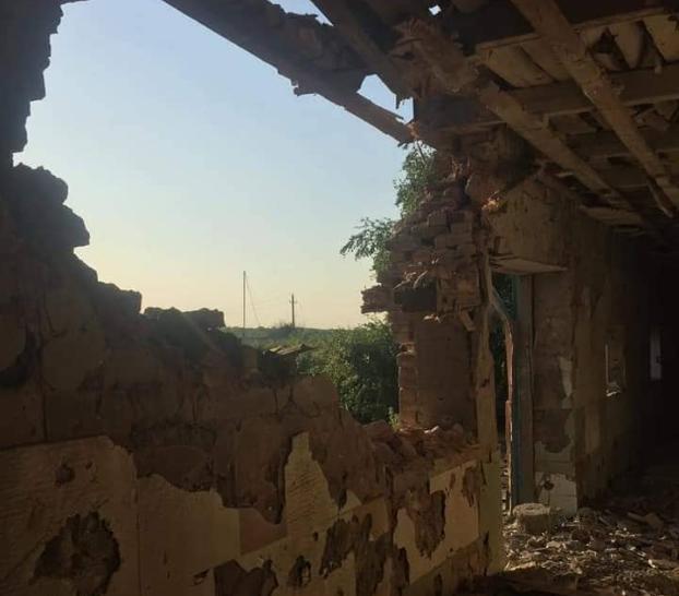 В Марьинке артснаряд попал в жилой дом: ранен пенсионер