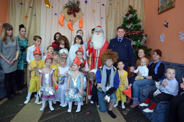 Полицейские Славянска поздравили детей с новогодними праздниками