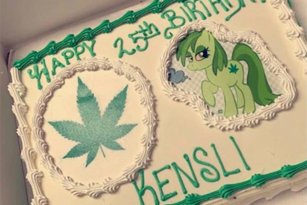 Недослышал: вместо диснеевской Моаны пекарь изобразил на торте лист марихуаны