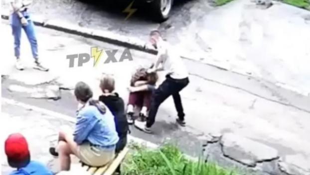 В Харькове 16-летний подросток жестоко избил девушку