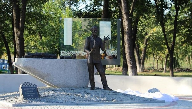 В Покровске вандалы повредили памятник за два с половиной миллиона