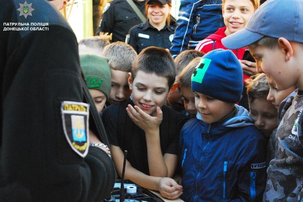 В Управлении патрульной полиции Мариуполя устроили день открытых дверей для детей