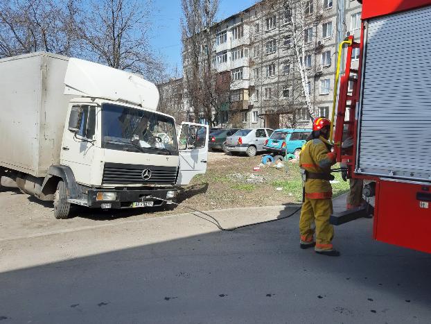 В Доброполье спасатели вызволили грузовик провалившийся в люк 