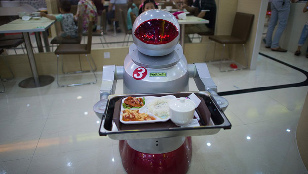 Пенсионер научил робота готовить завтрак