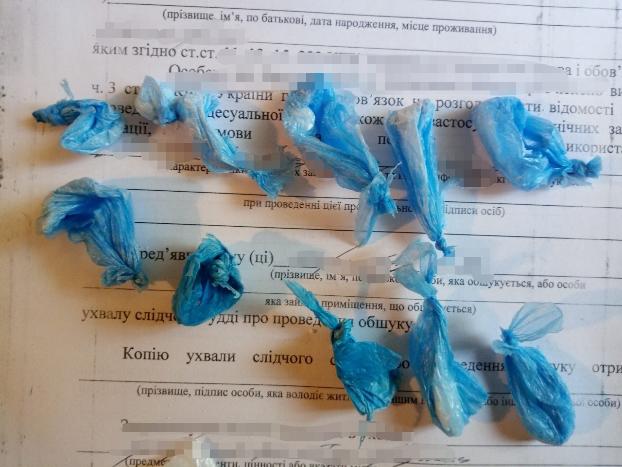 В Краматорске местный житель торговал наркотиками в подъезде многоэтажки 