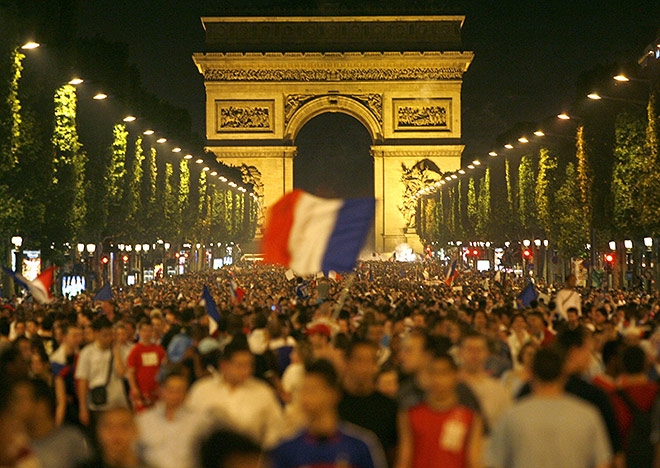 В Париже прошел карнавал, посвященный Евро-2016