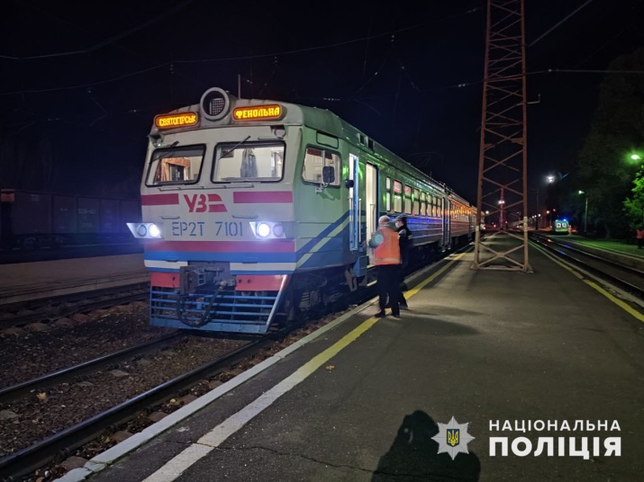 Электропоезд наехал на человека возле железнодорожного вокзала в Константиновке