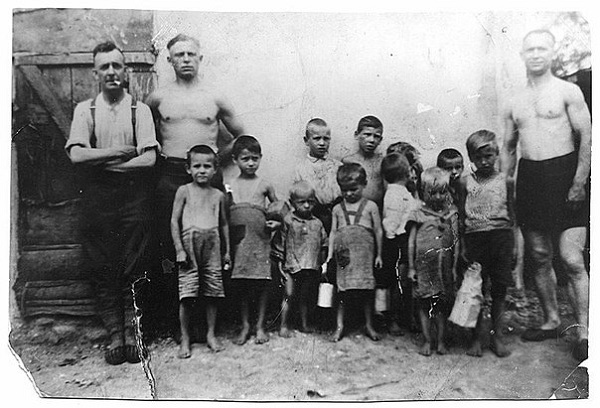 Снимок 42-го года: Дети и немецкие военные в Константиновке 