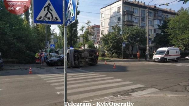 В Киеве из-за ДТП перевернулся грузовик с мороженым