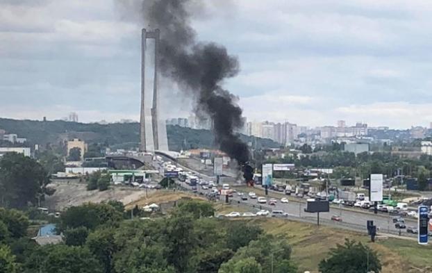 На мосту в Киеве полностью сгорело авто