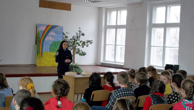 Полицейские Покровска рассказали школьникам о безопасных каникулах