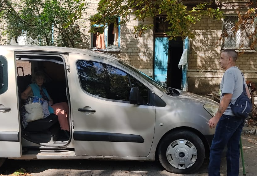 Еще 8 жителей Константиновки выехали из города при поддержке ГВА и волонтеров