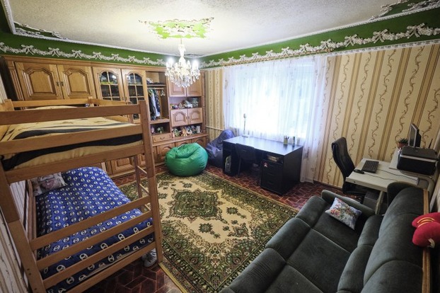 В Константиновке многодетная семья переселенцев получила дом за 2 млн грн