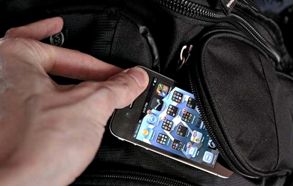 В одной из школ Константиновки из портфелей украли дорогие смартфоны