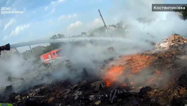 Обстріли Костянтинівки: Рятувальники показали відео гасіння пожеж