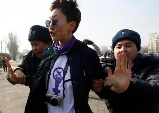 В Кыргызстане избили и задержали участниц женского марша