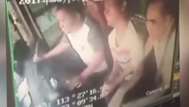 В Китае мужчина перевернул автобус после ссоры с женой 