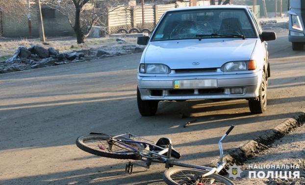 В Покровске автомобиль сбил ребенка на велосипеде