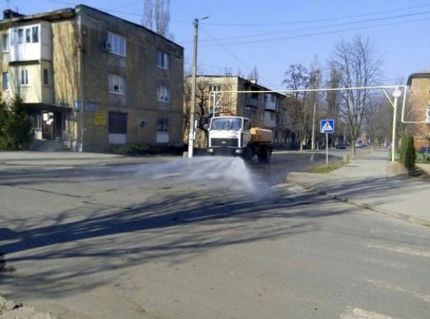 В Курахово в связи с угрозой коронавируса дезинфицируют улицы, дороги и подъезды