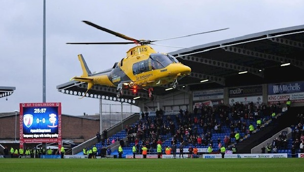 Вертолет посадили прямо на стадионе во время матча, чтобы оказать помощь фанату