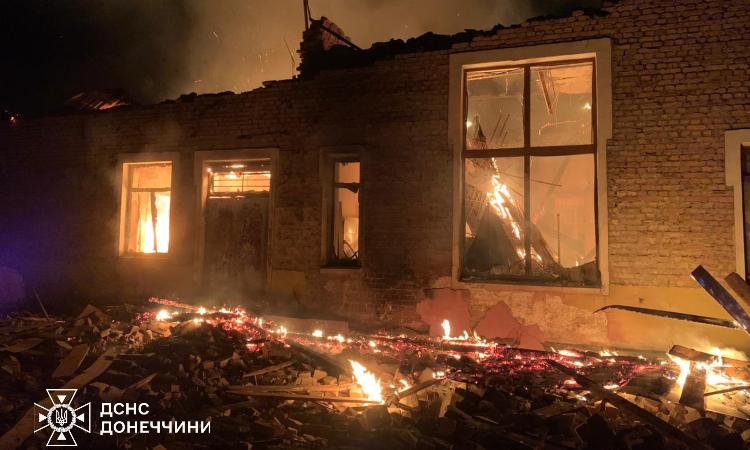 Пожары после обстрелов: Спасателям не всегда удается ликвидировать последствия из-за угрозы повторных атак