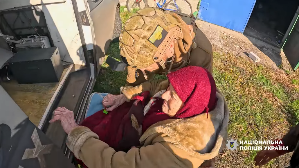 Полицейские «Белого ангела» эвакуировали жителей Гришино и вывезли тело погибшей