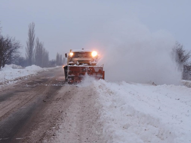 В Донецкой области на расчистку дорог от снега вышли трактора и погрузчики