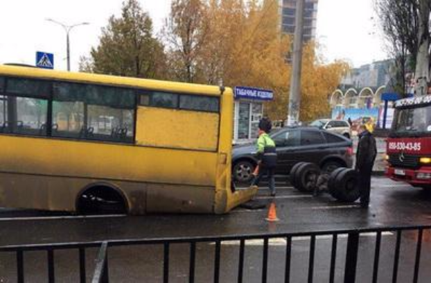 У Донецкой маршрутки отвалились колеса прямо во время движения