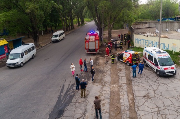 В Днепре автомобиль врезался в дерево: водитель погиб на месте