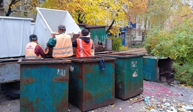 В Константиновке меняют старые контейнеры для сбора мусора на новые