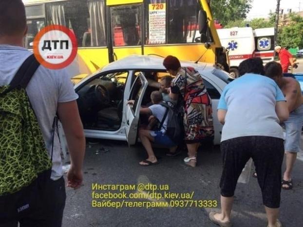 Масштабное ДТП под Киевом: пострадали 26 человек