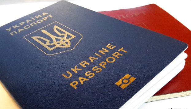 У украинцев проверят загранпаспорта