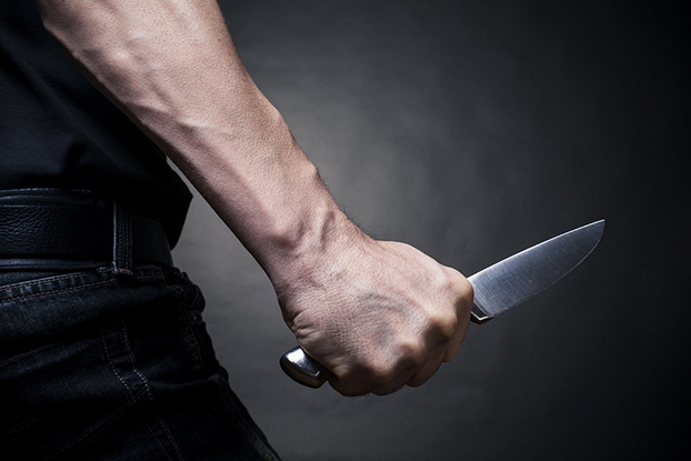 В Славянске местный житель нанес знакомому удар ножом в грудь
