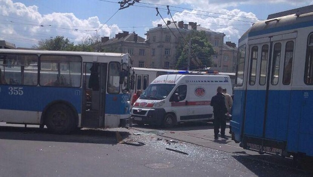 Авария в Виннице: трамвай столкнулся с троллейбусом