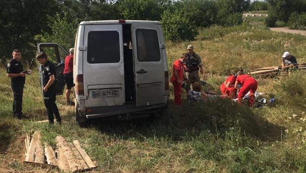 Пассажирский микроавтобус в Луганской области вылетел в кювет