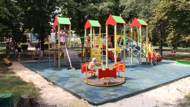 При поддержке Бориса Колесникова устанавливают детские площадки