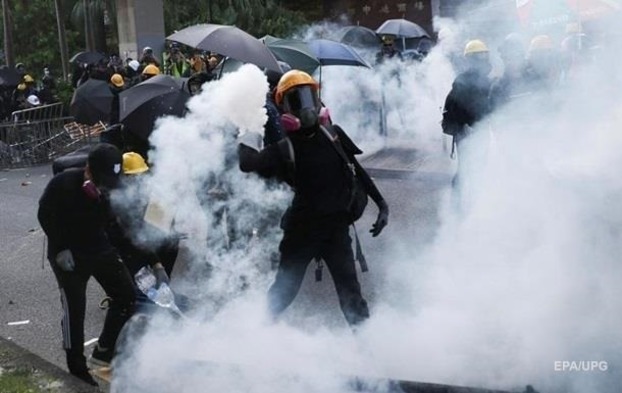 Протесты в Гонконге: Полиция задержала десятки студентов