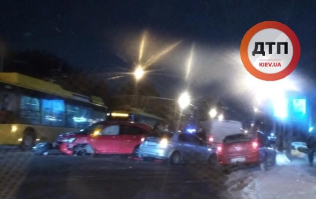 В Киеве столкновение двух авто и троллейбуса закончилось дракой