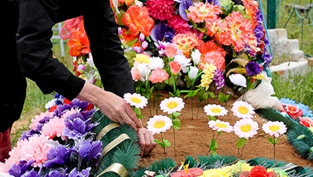 Экологи призывают не приносить на кладбище пластиковые цветы 