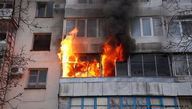 В Курахово полицейский спас семью от пожара