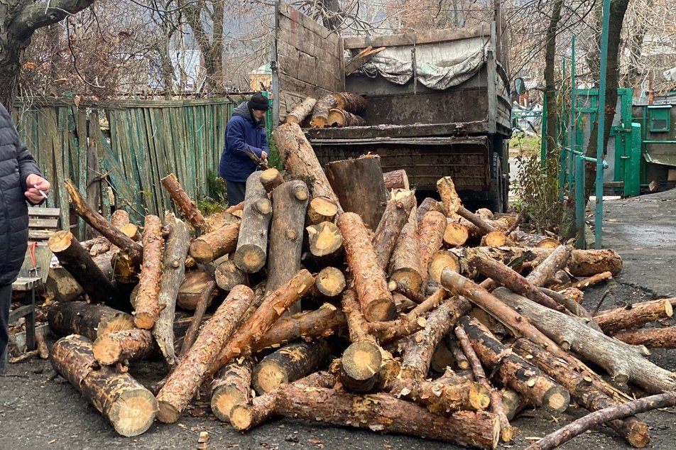 Жителям Святогорска развозят дрова: Как получить