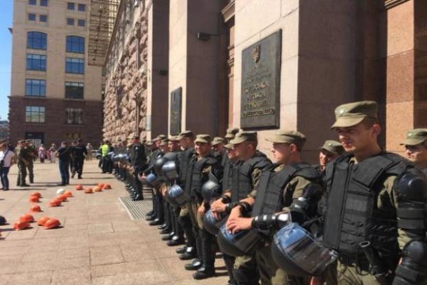 Столкновения в КГГА: киевляне против застройки Почтовой площади